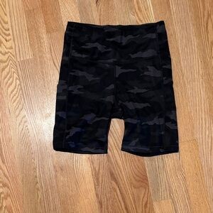 Athleta Women’s  Ultimate Stash Pocket 7 pocket Camo Athletic Shorts Size Small